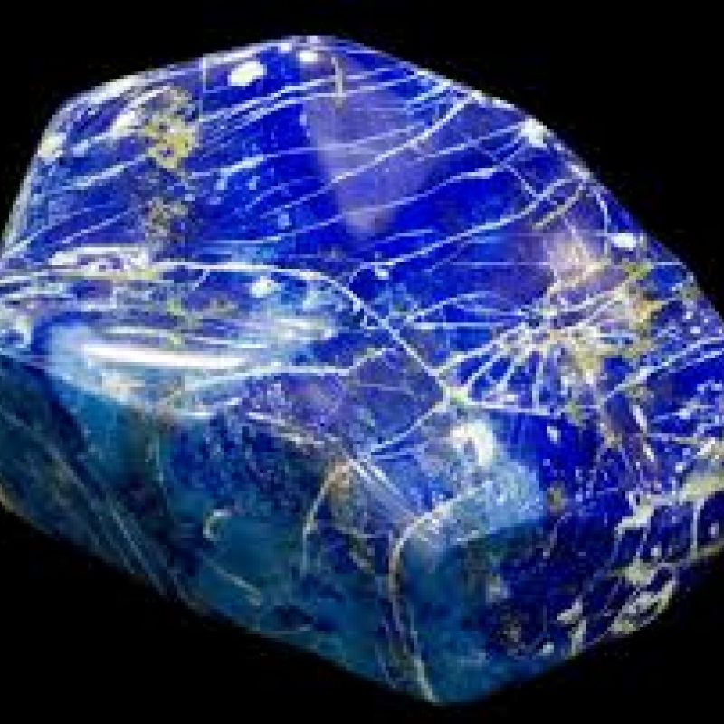 Raw Lapis Lazuli crystal metaphysical properties, meanings, uses, benefits, healing energies, chakras